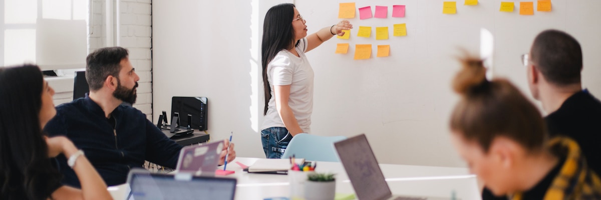 乐发Vll官网关于我们栏目：团队合影与联系方式展示